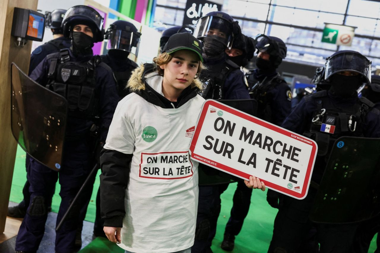 Çiftçilerden Paris’teki tarım fuarında protesto: ‘Macron istifa’ - Sayfa 1
