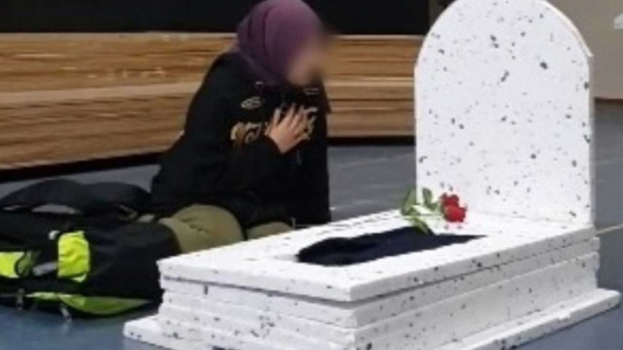 Ortaokulda 'sabır' eğitimi: Ölen annenin temsili mezarı başında ağıt