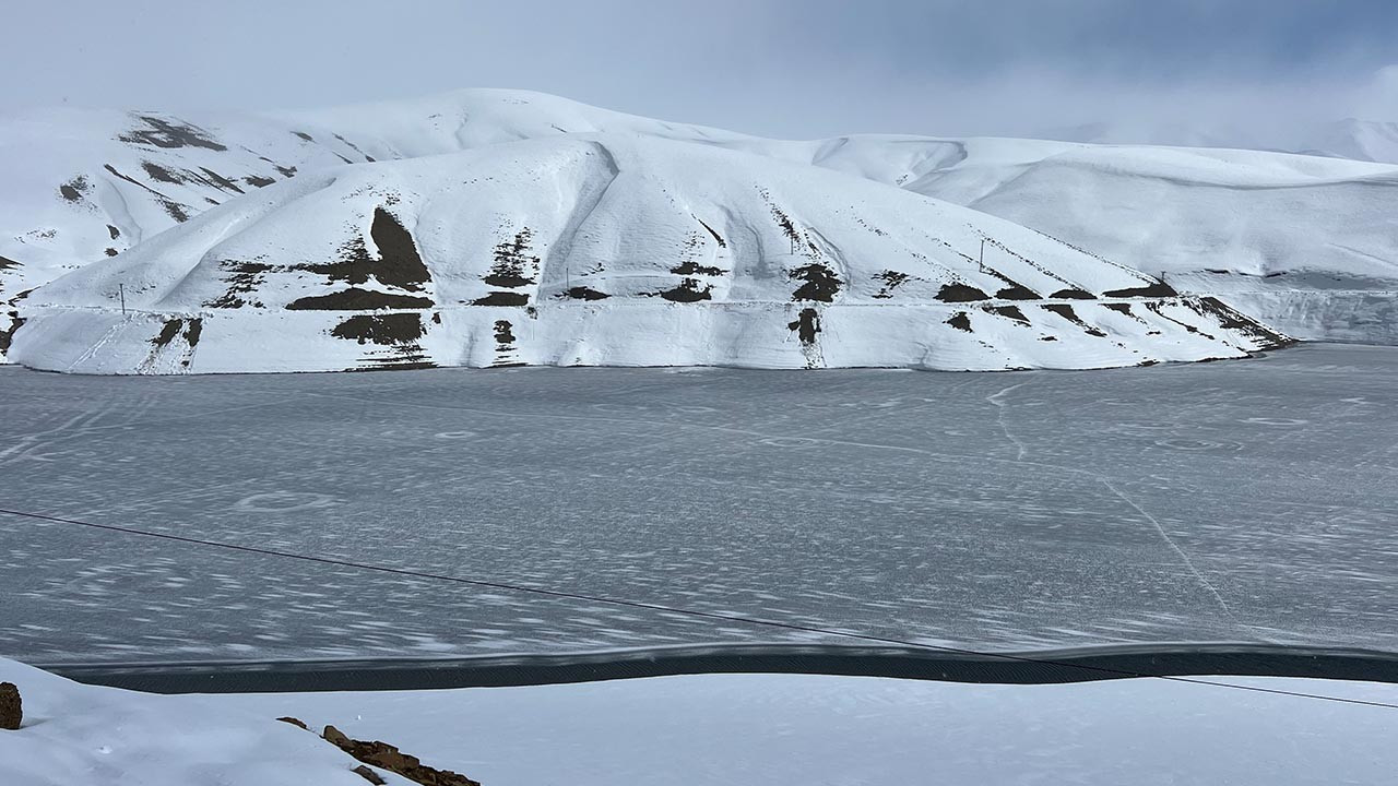 Hakkari'deki Dilimli Barajı'nın yüzeyi 15 cm buz tuttu