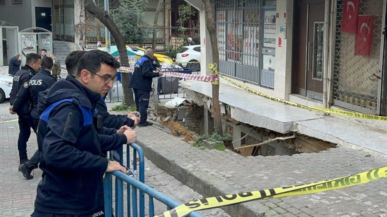 İstanbul'da kaldırım çöktü, bina boşaltıldı: Biri bebek 3 yaralı