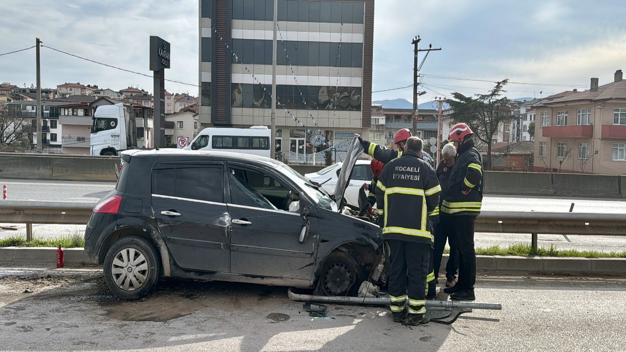 Kocaeli'de bir otomobil kontrolden çıktı: 2 yaralı