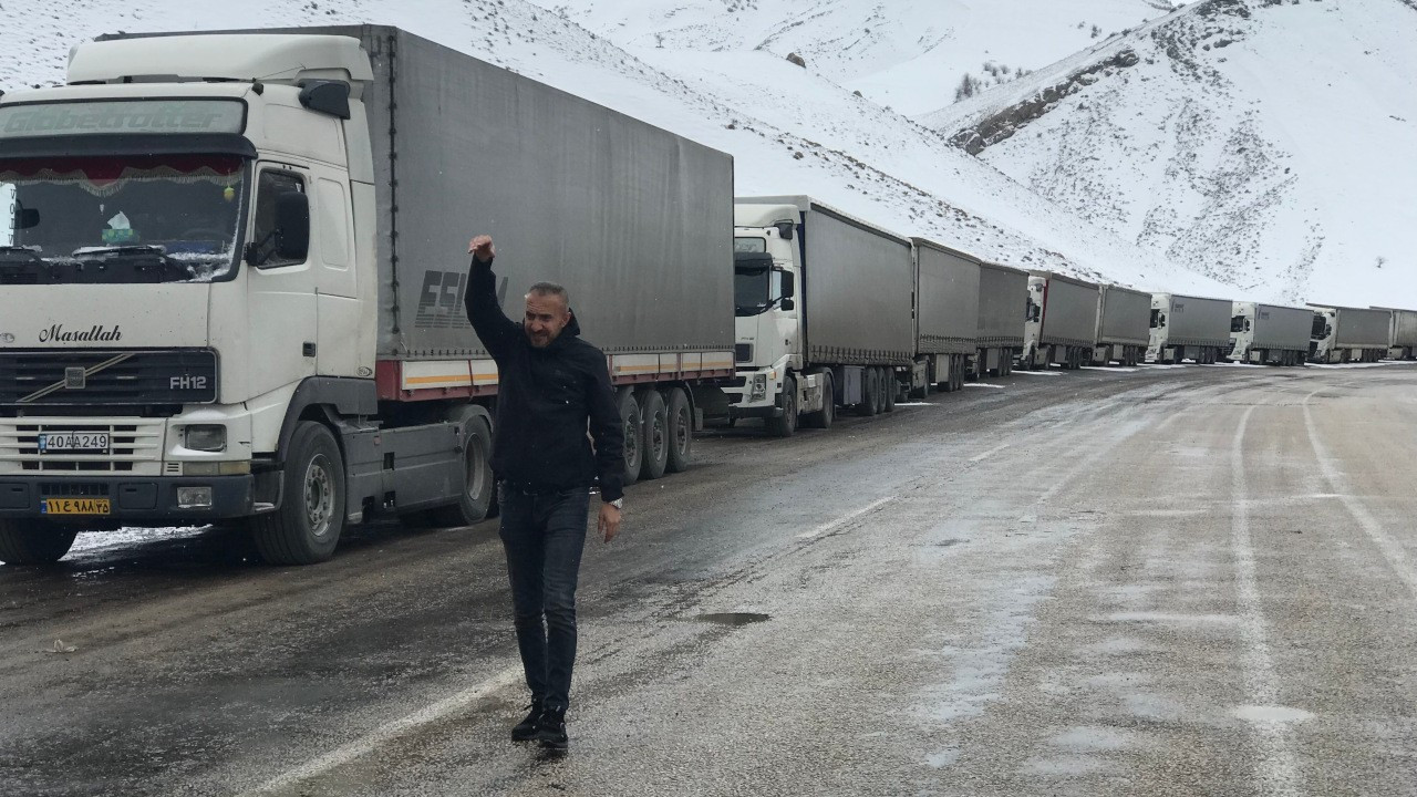 Sistem bozuldu: İran sınırında 15 kilometrelik tır kuyruğu