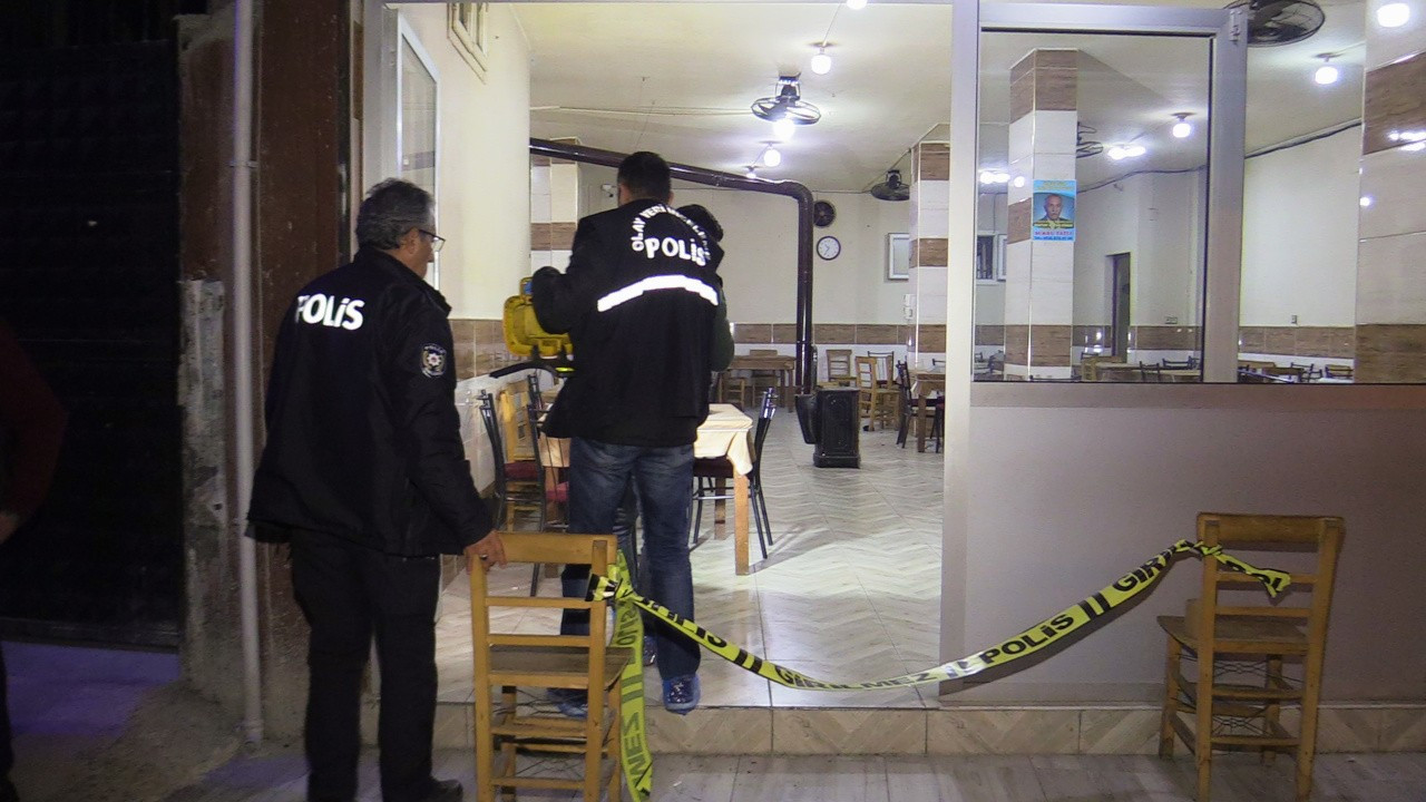 Adana'da kahvehaneye silahlı saldırı: 2 kişi vuruldu
