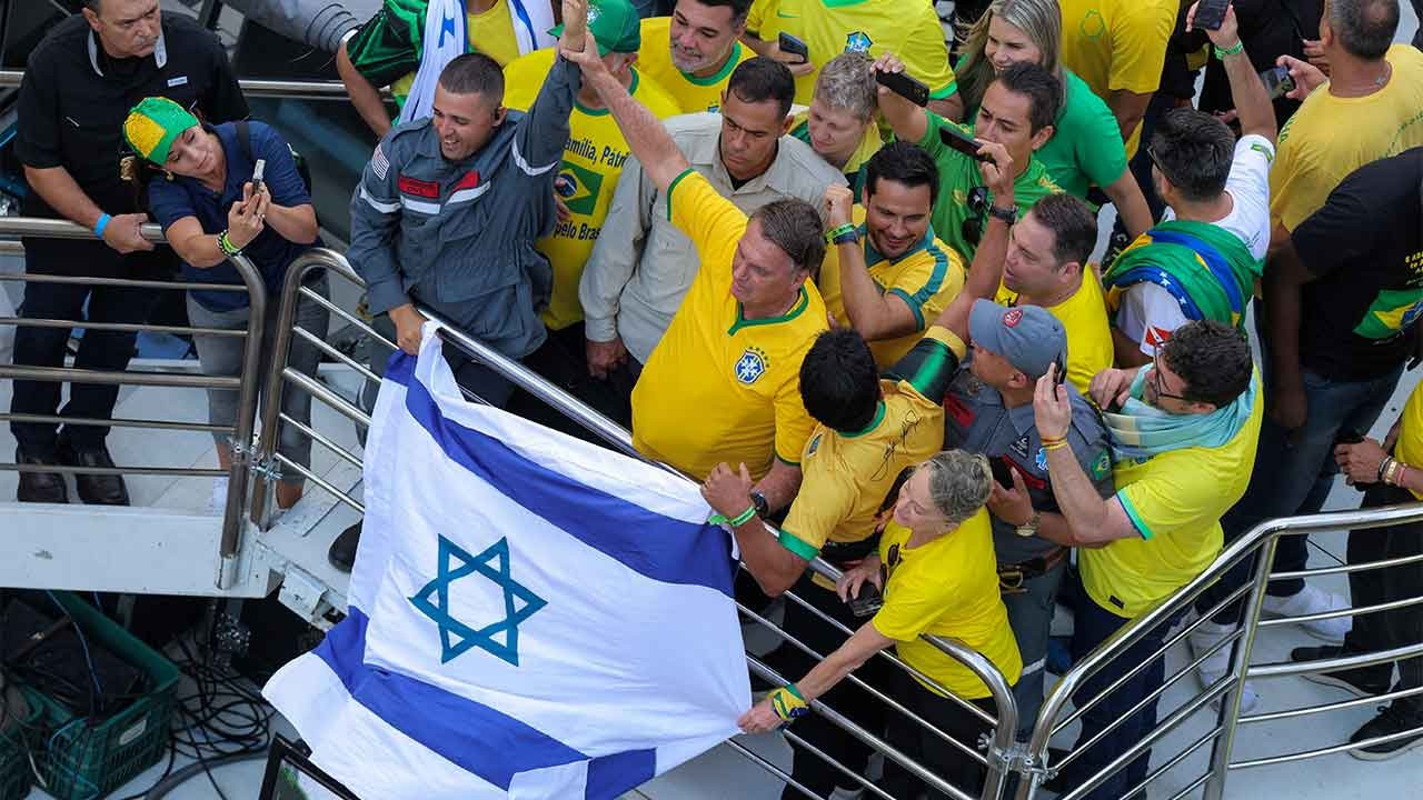 Bolsonaro'ya destek mitingi: Eski başkan İsrail bayrağı açtı