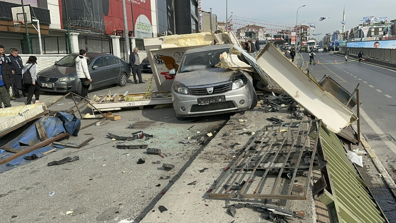 Çekmeköy'de otomobil durağa daldı