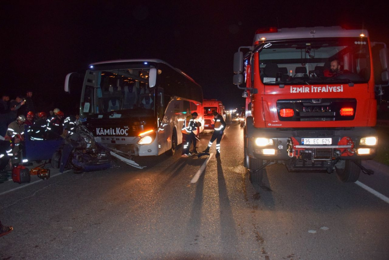 İzmir'de yolcu otobüsüyle otomobil çarpıştı: Ölü ve yaralılar var - Sayfa 1