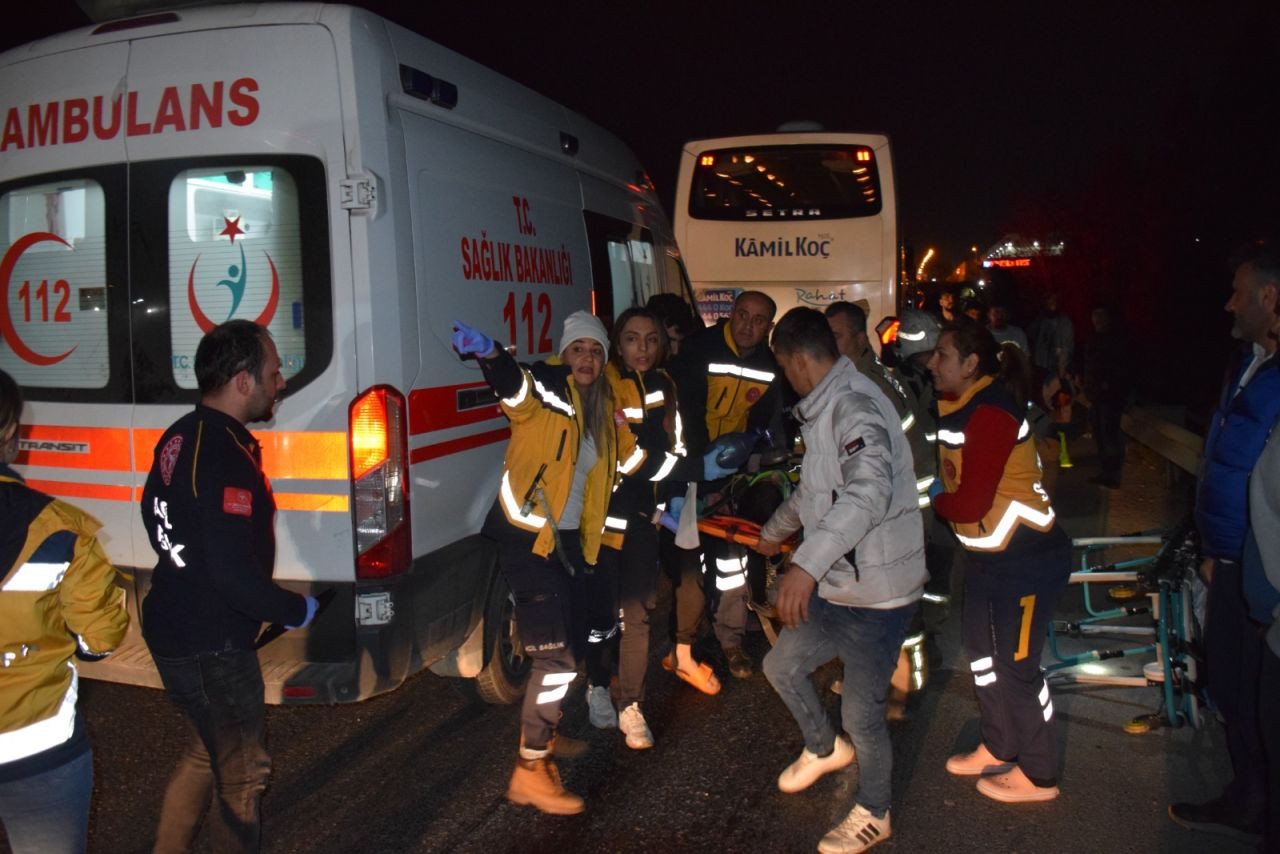 İzmir'de yolcu otobüsüyle otomobil çarpıştı: Ölü ve yaralılar var - Sayfa 2