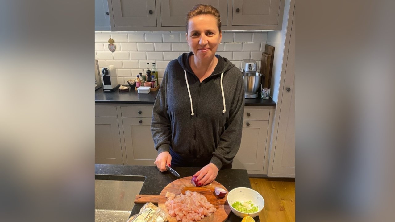 Başbakan mutfaktan fotoğraf paylaştı, 'çiğ tavuk' tartışması çıktı