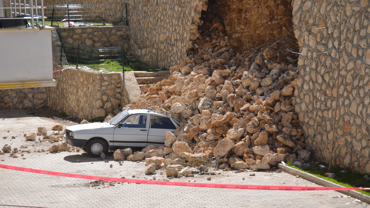 Adıyaman'da istinat duvarı çöktü: 1 araç zarar gördü