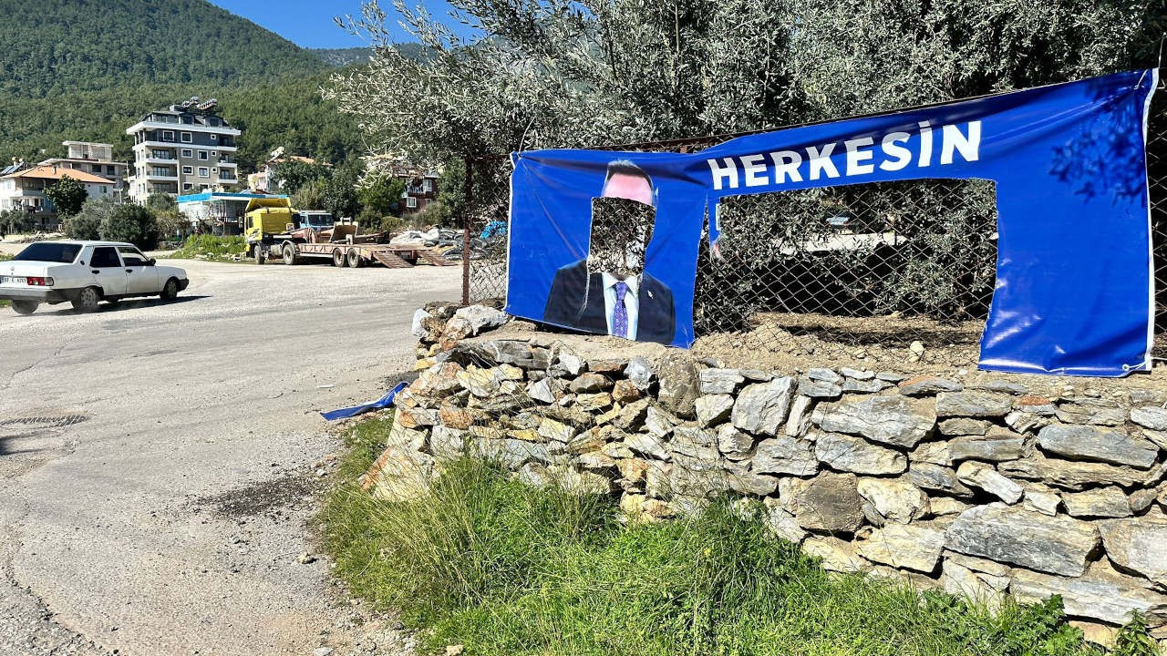 Muhittin Böcek'in seçim afişlerine saldırı