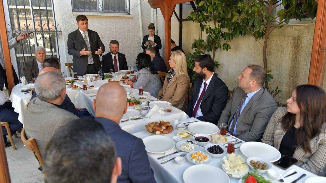 Cemil Tugay: 'İzmir gelecekte yaşanacak krizlere hazırlıklı bir şehir olacak'