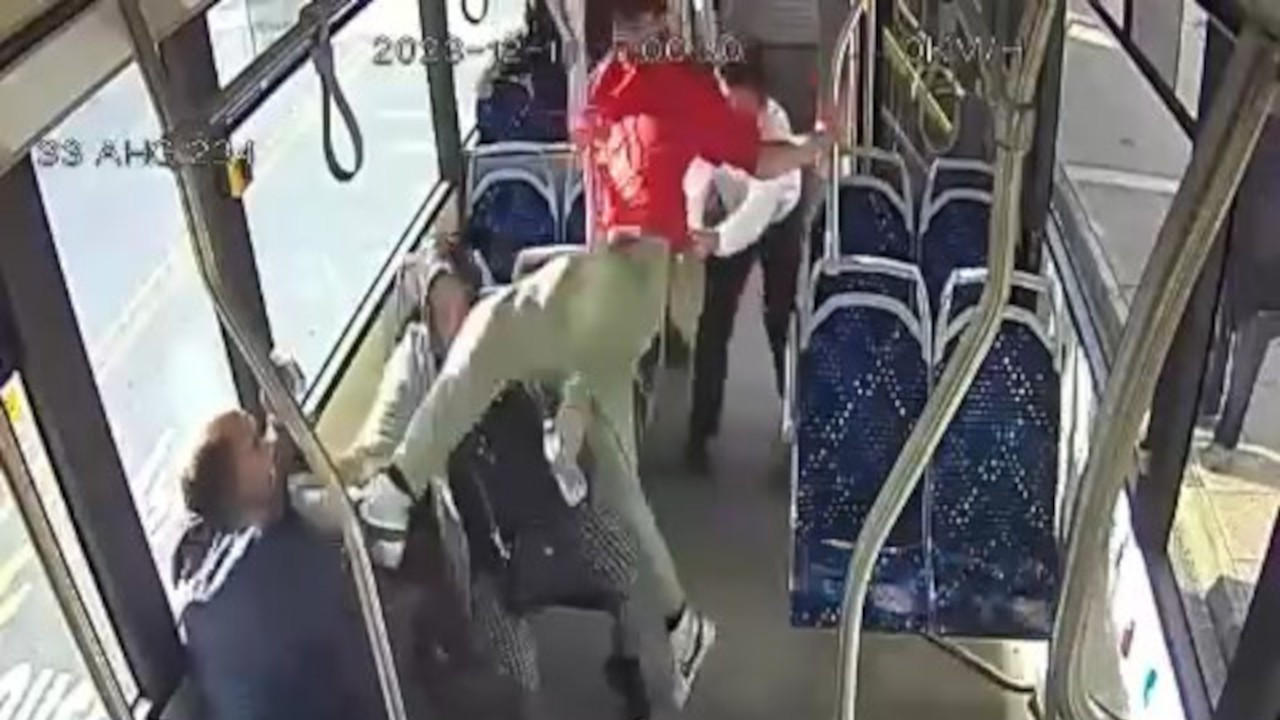 Okul müdürü ve oğlu, otobüste tartıştıkları yaşlı çifte saldırdı