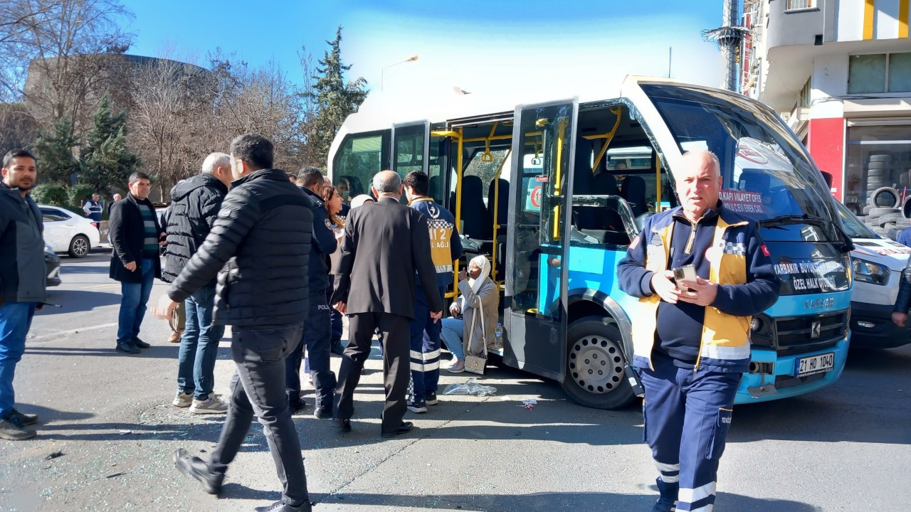 Diyarbakır'da iki minibüs çarpıştı: 3'ü ağır 8 yaralı