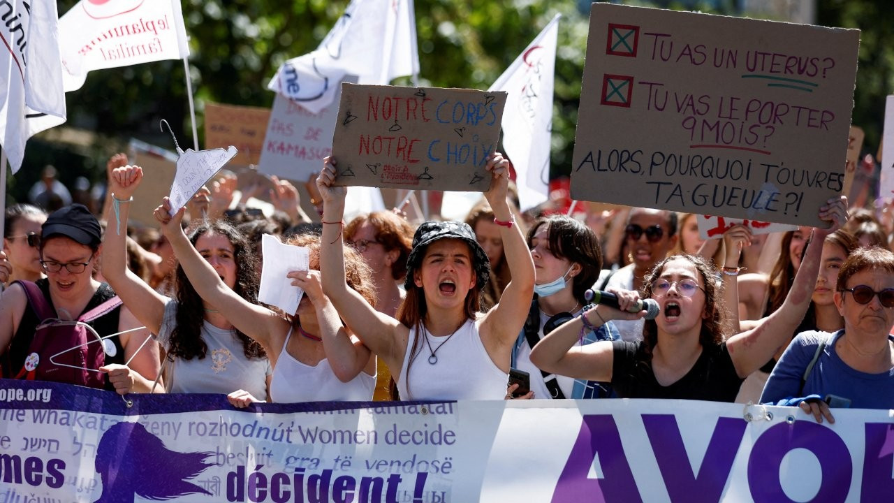 Fransa’da kürtajı anayasal güvence altına alan tasarı Senato’dan geçti