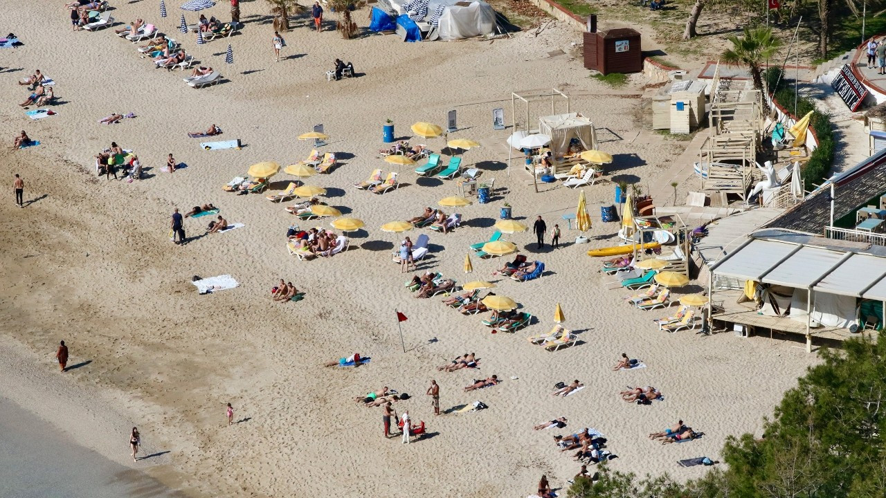 Antalya'da martın ilk günü denize girdiler