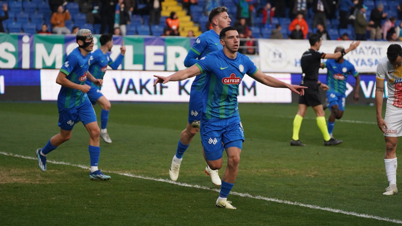 Çaykur Rizespor 3 puanı 3 golle aldı: Burak Yılmaz taraftarlarla tartıştı