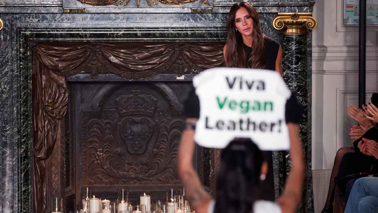 PETA’dan Victoria Beckham’ın defilesinde eylem: ‘Yaşasın vegan deri’