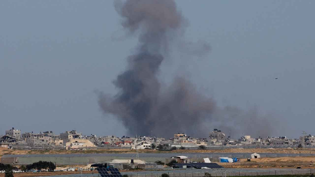 İsrail'den hastane yakınlarına saldırı, Mısır ve ABD'den Gazze'ye havadan yardım