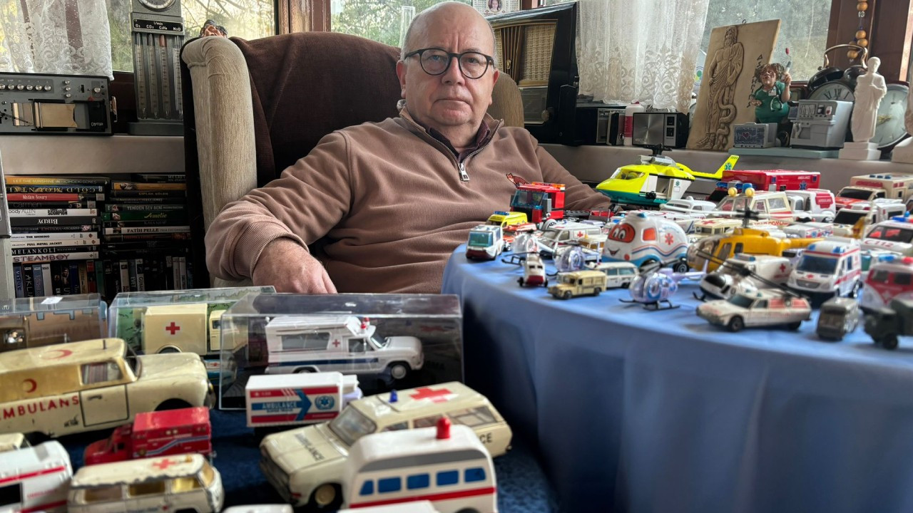 Emekli doktor oyuncak ambulanslarla koleksiyonun oluşturdu