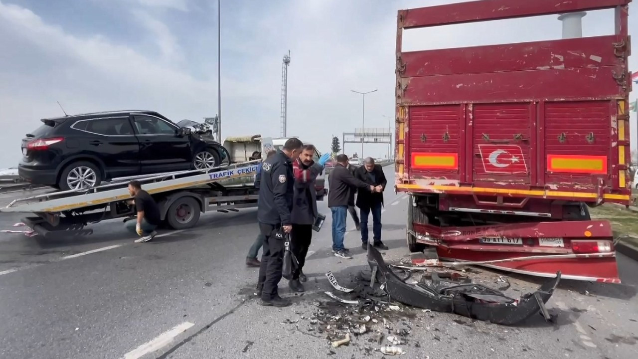 Trafikte duran TIR'a arkadan çarptı: Sürücü hayatını kaybetti
