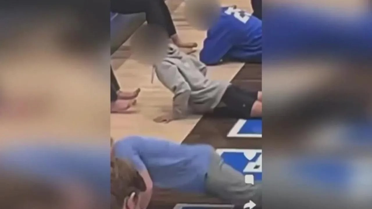 Lisede bir garip kampanya: Öğrenciler ayaklardan fıstık ezmesi yaladı