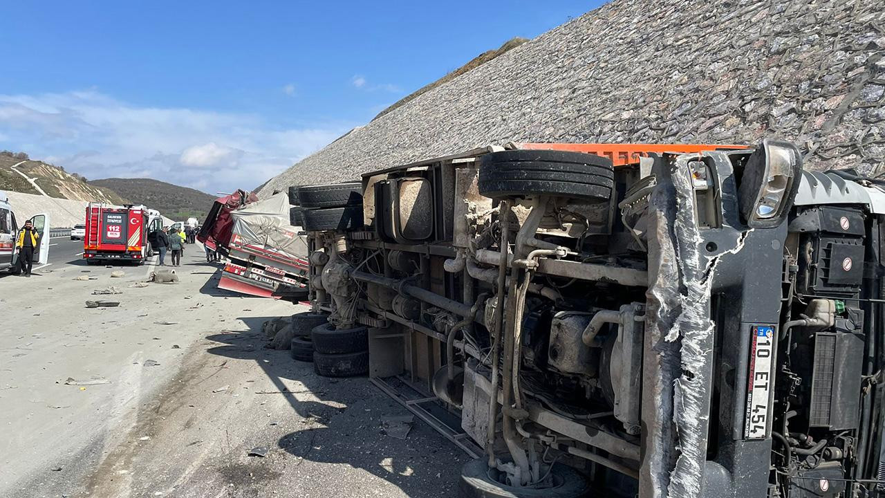 Balıkesir'de tır kamyona çarptı: 1 ölü, 2 yaralı