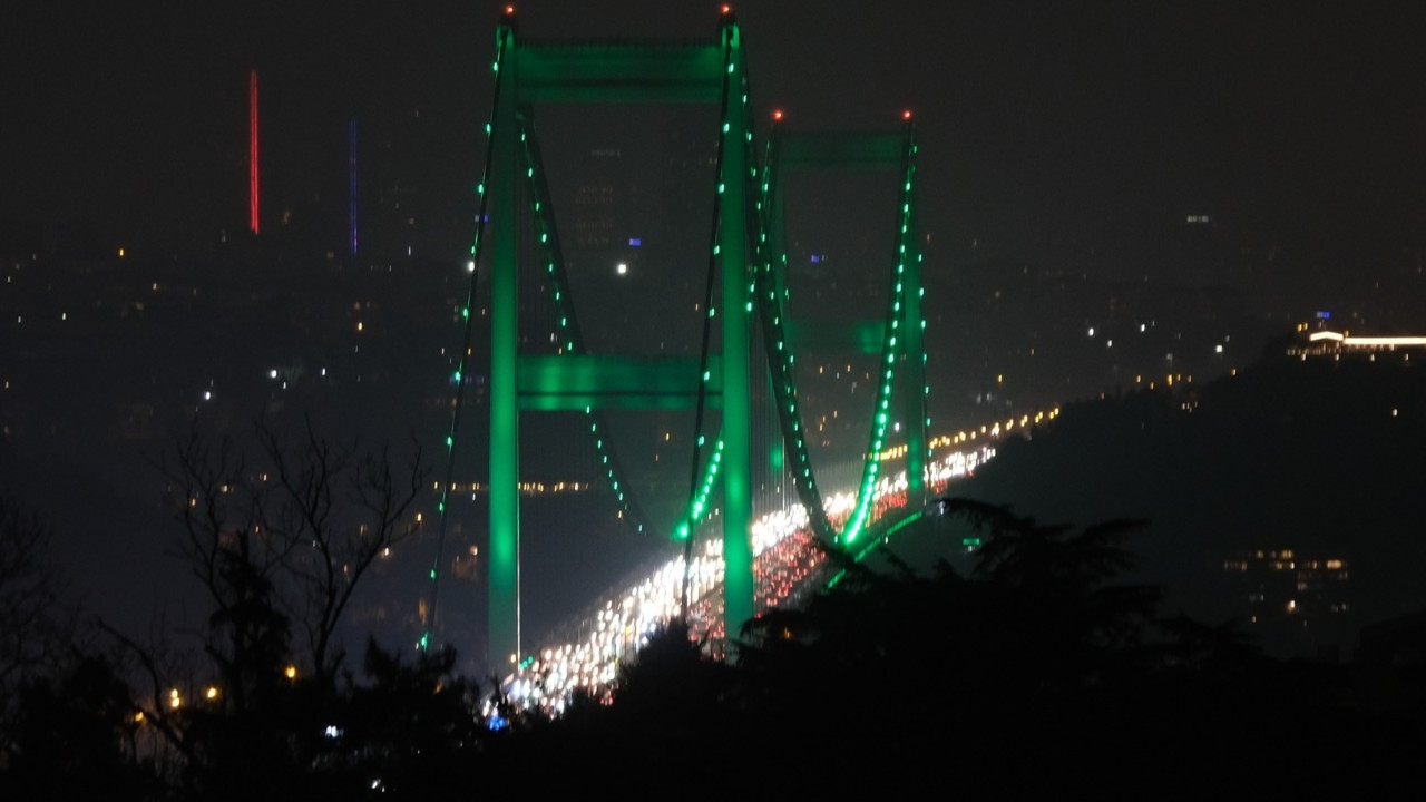 İstanbul'da iki köprü Yeşilay Haftası için ışıklandırıldı