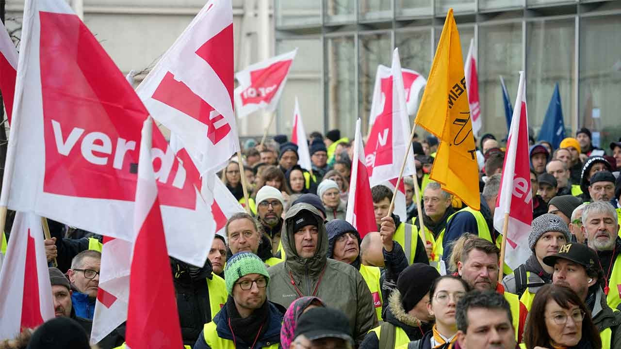 Almanya'da makinistler ve yer hizmetleri personeli bir kez daha greve gidiyor