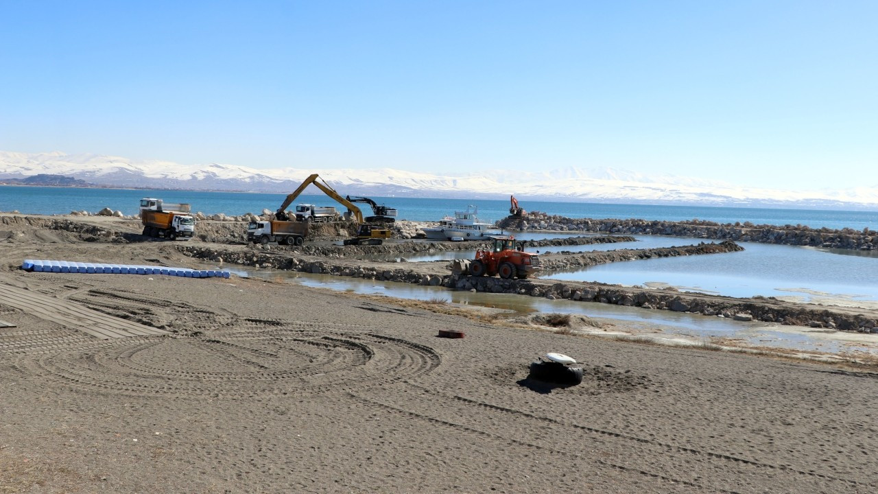 Van Gölü buharlaşıyor: Mevcut limanlar kullanılmaz hale gelecek
