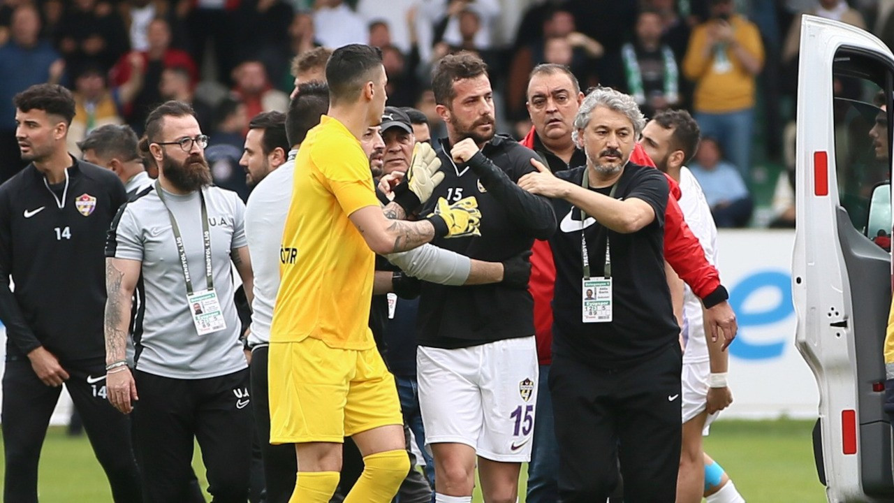 Maçta yabancı madde gelmişti: Futbolcu Uğur Demirok'un retinası yırtıldı
