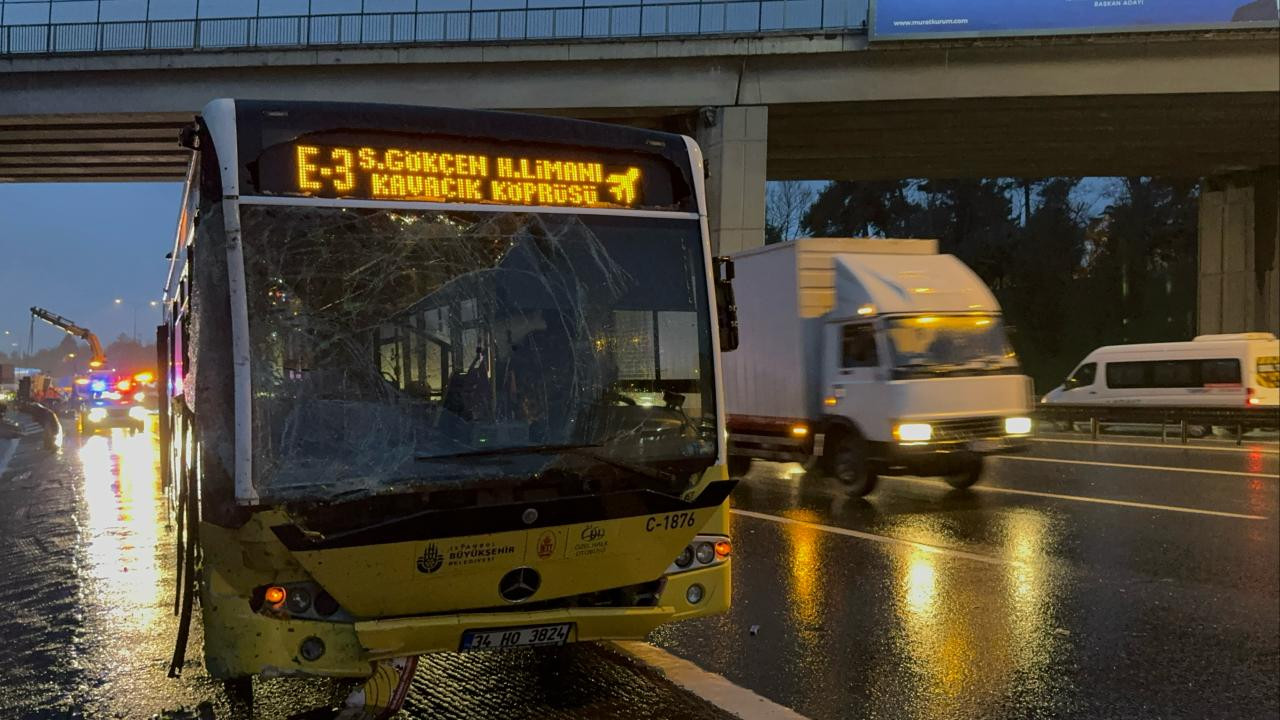 İstanbul'da özel halk otobüsü ile meyve yüklü kamyon çarpıştı