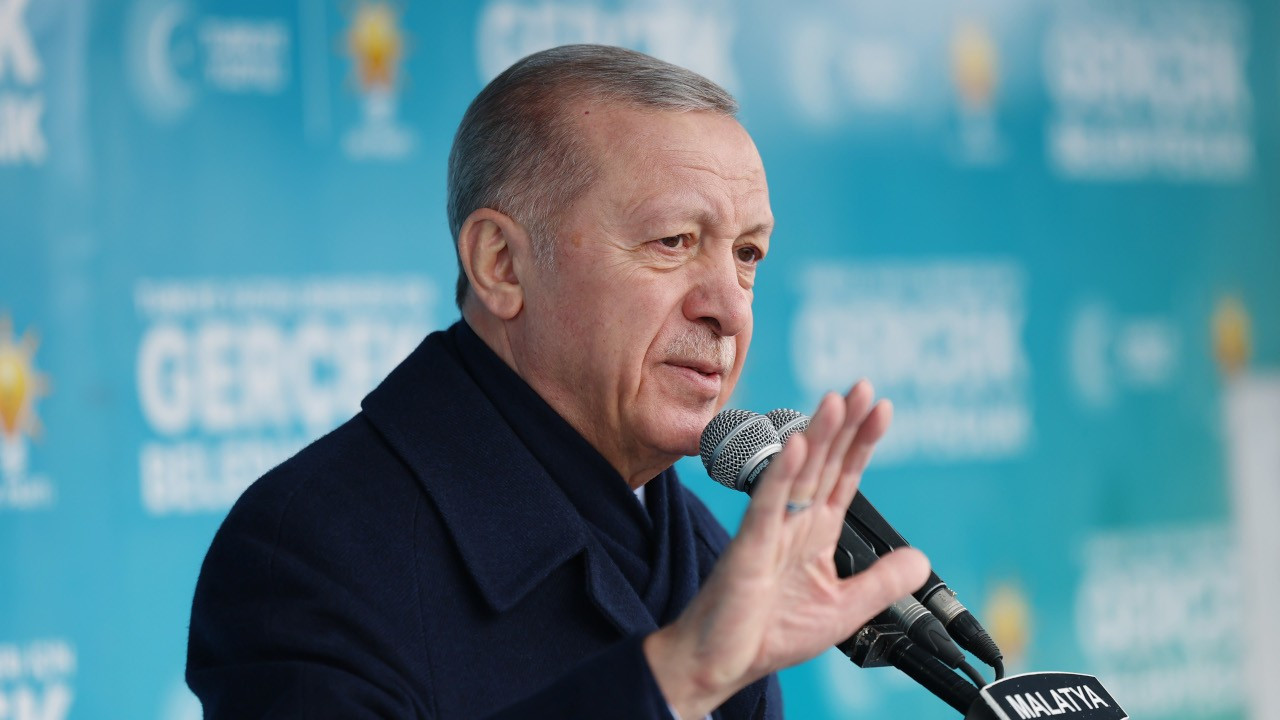 Erdoğan mitingde sinirlendi: Yahu ver ver, onlar benim memurlarım