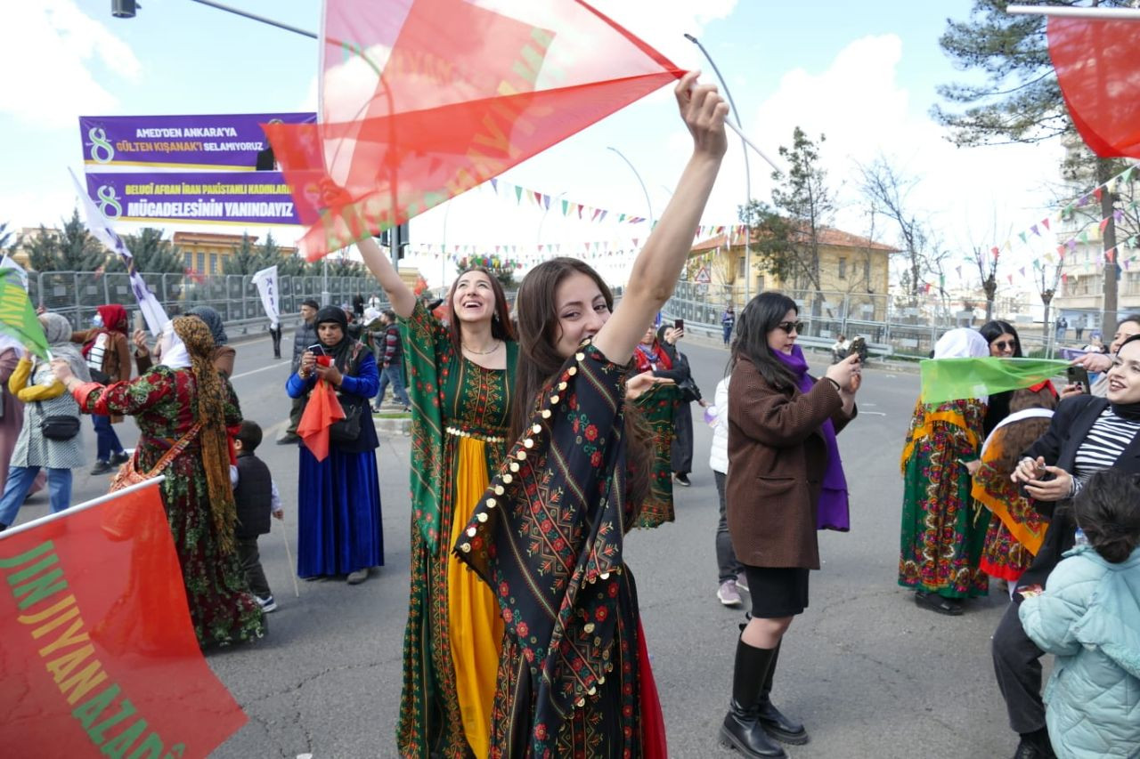 Diyarbakır'da renkli 8 Mart kutlaması: Kızlarımla halay çekip slogan atacağım - Sayfa 3