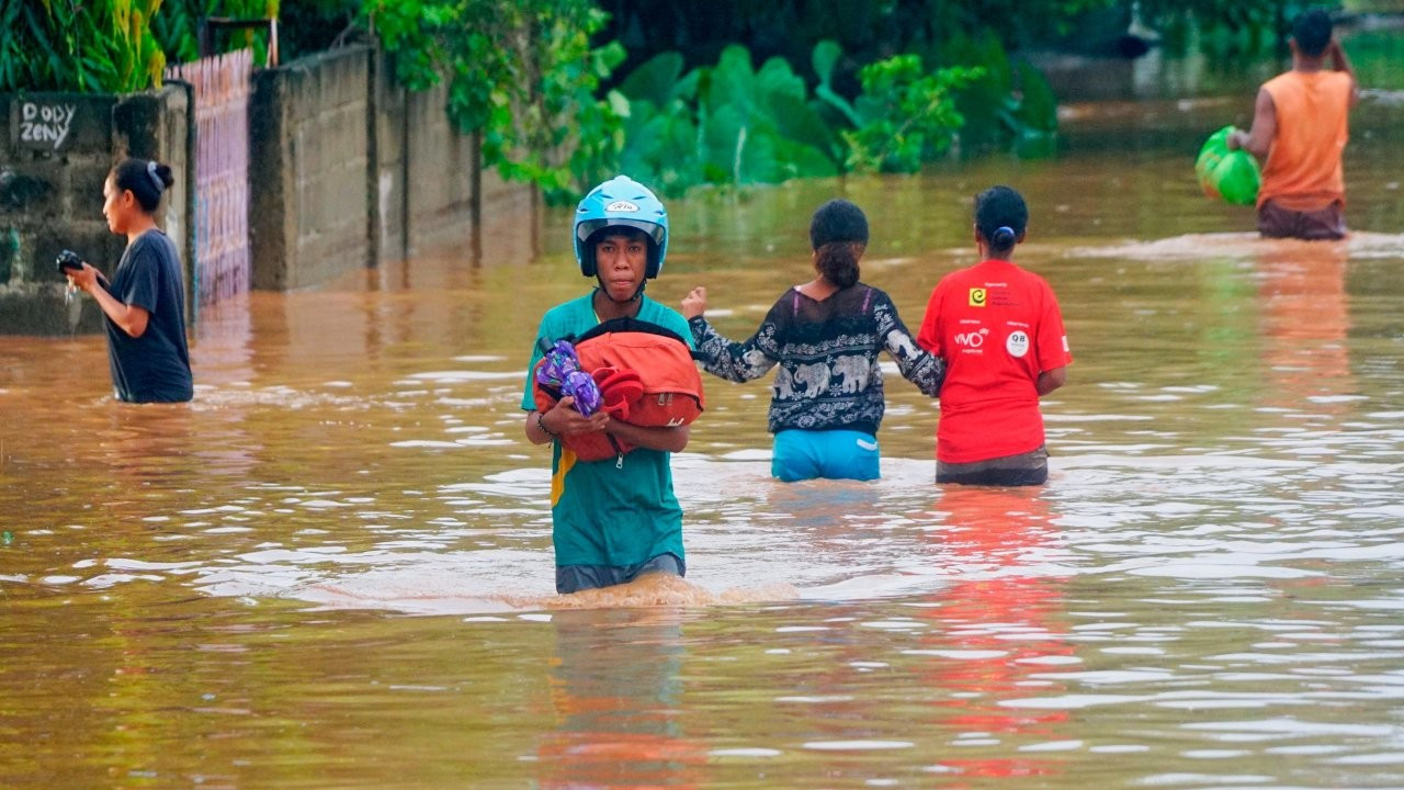 Endonezya'da sel: 10 kişi hayatını kaybetti