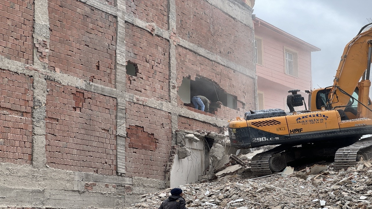 Elazığ'da yıkım esnasında bir cami zarar gördü