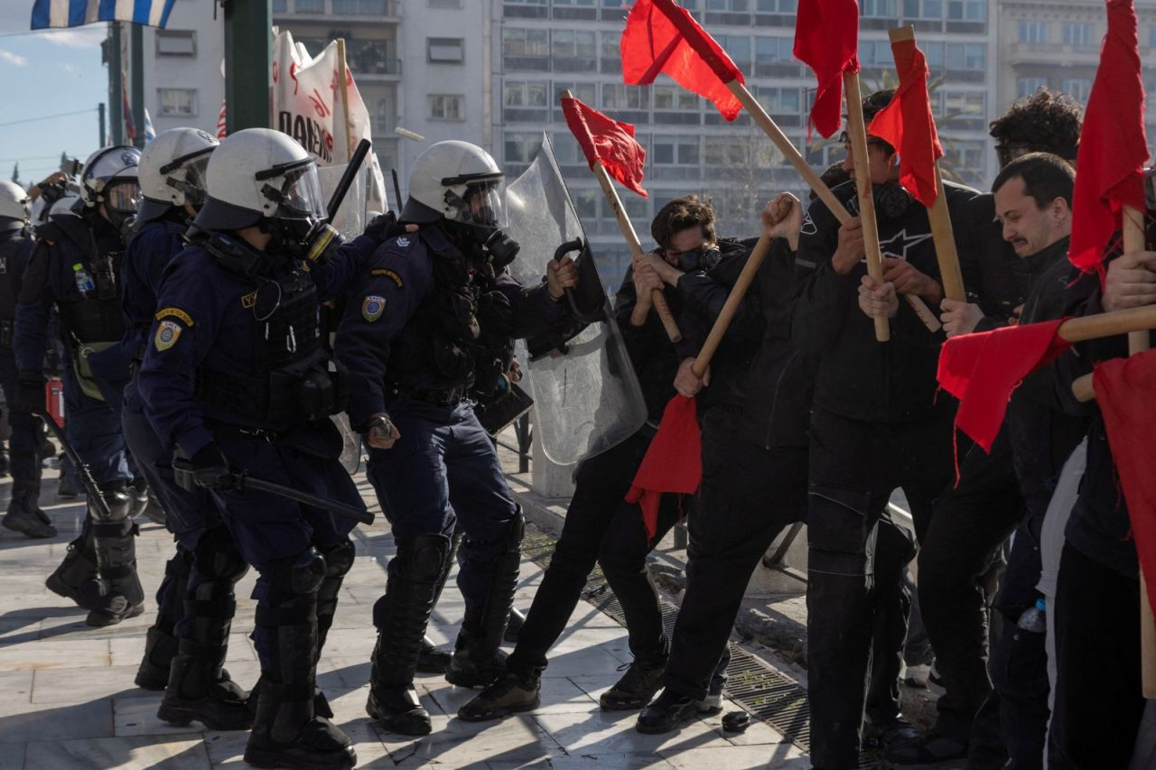 Yunanistan'da ücretsiz eğitim hakkını savunanlara polis saldırısı - Sayfa 4
