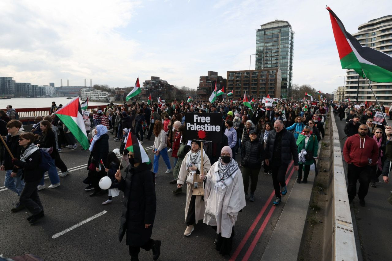 Londra'da binlerce eylemci Gazze için yürüdü - Sayfa 1