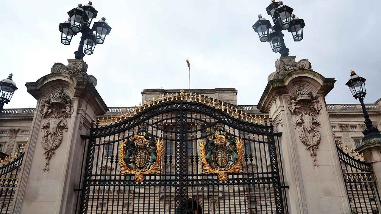 Buckingham Sarayı'nın kapısına araba çarptı, bir kişi gözaltına alındı