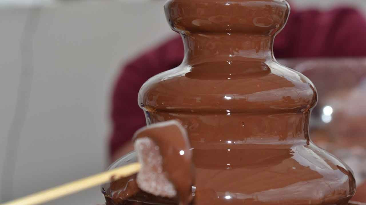 Başbakandan seçim vaadi: Dünyanın en büyük çikolata şelalesi