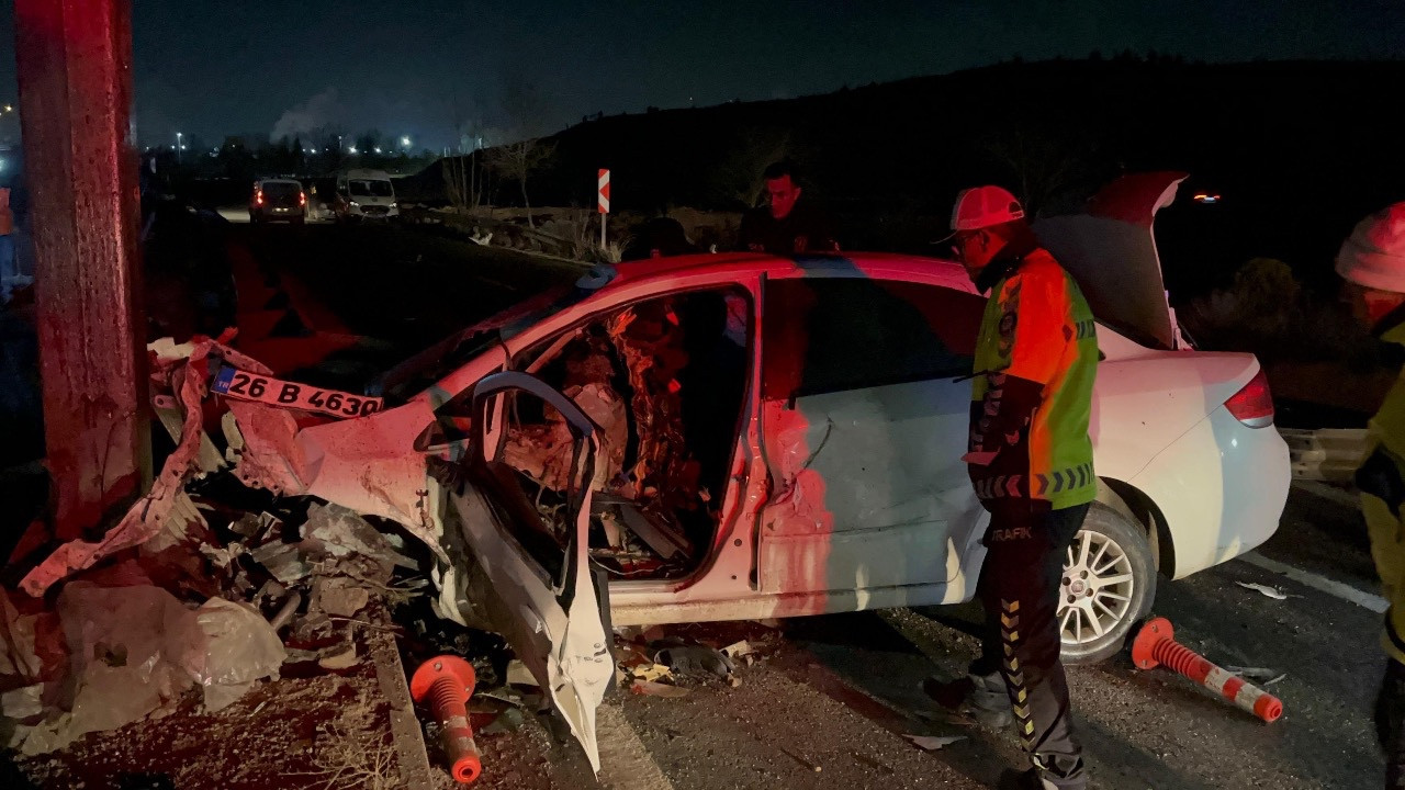 Eskişehir'de bir sürücü yön levhasına çarptı: 1 ölü