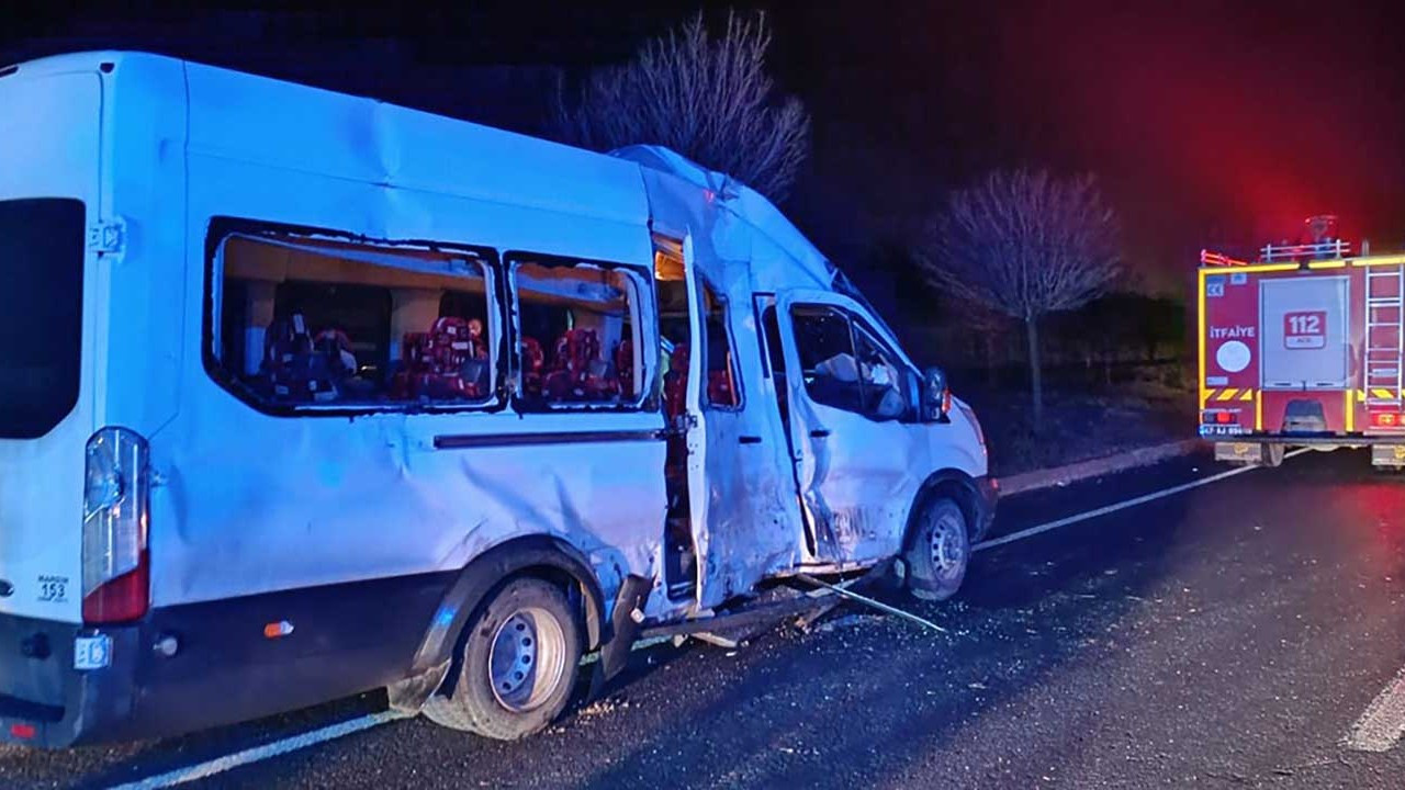 Tır ile öğrenci ve öğretmenlerin taşındığı minibüs çarpıştı: 7 yaralı