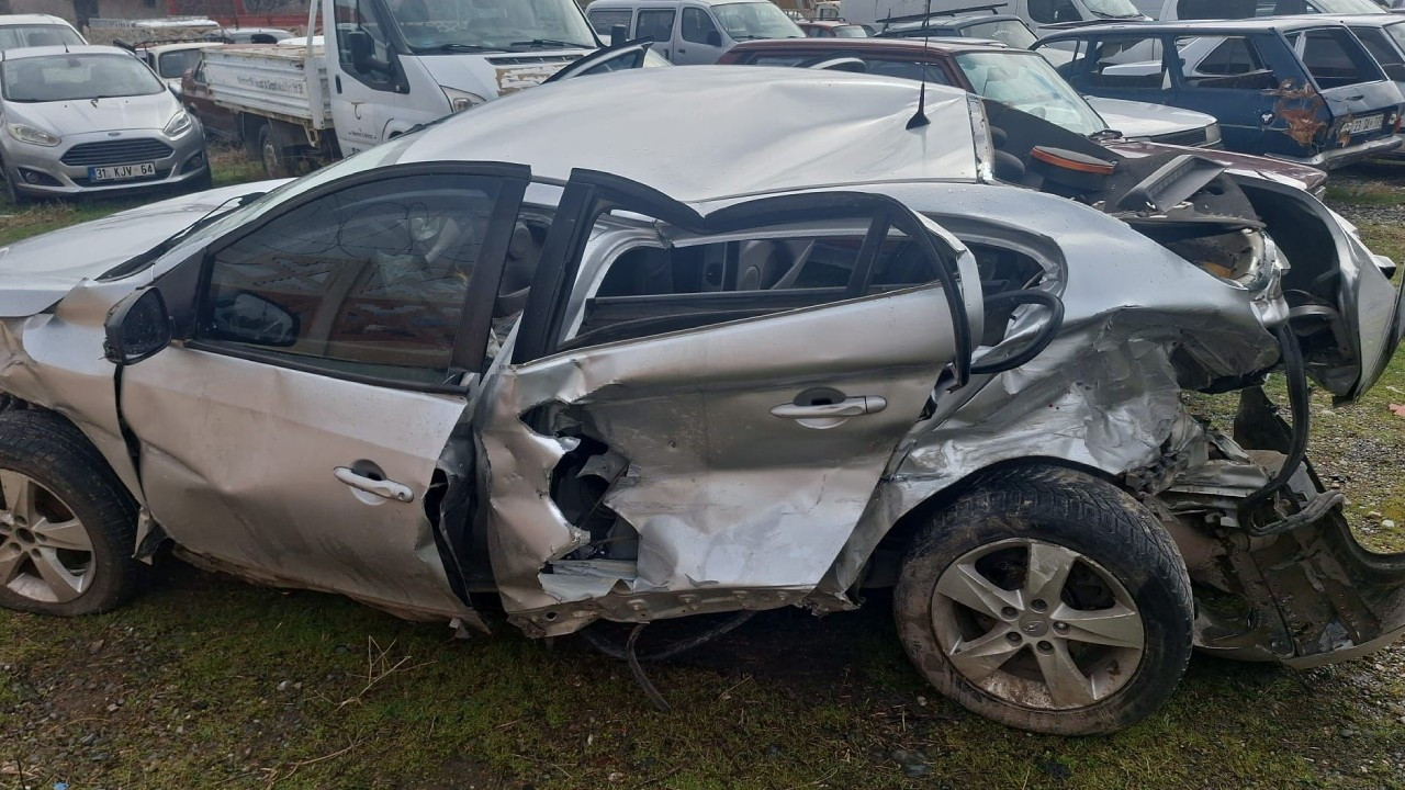 Bariyerlere çarpan araç takla attı: Sürücü hayatını kaybetti
