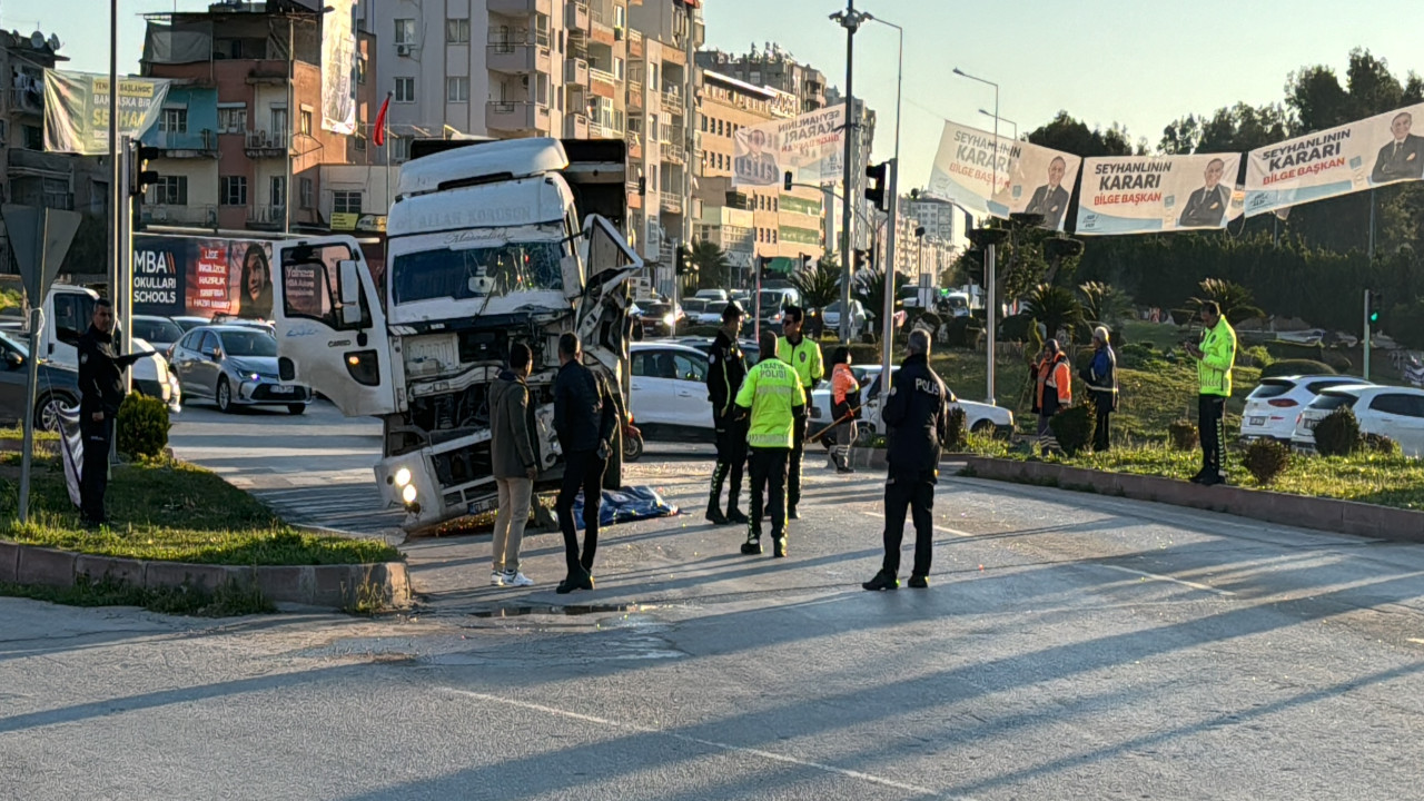 Adana'da kamyon ile otobüs çarpıştı: 1 ölü