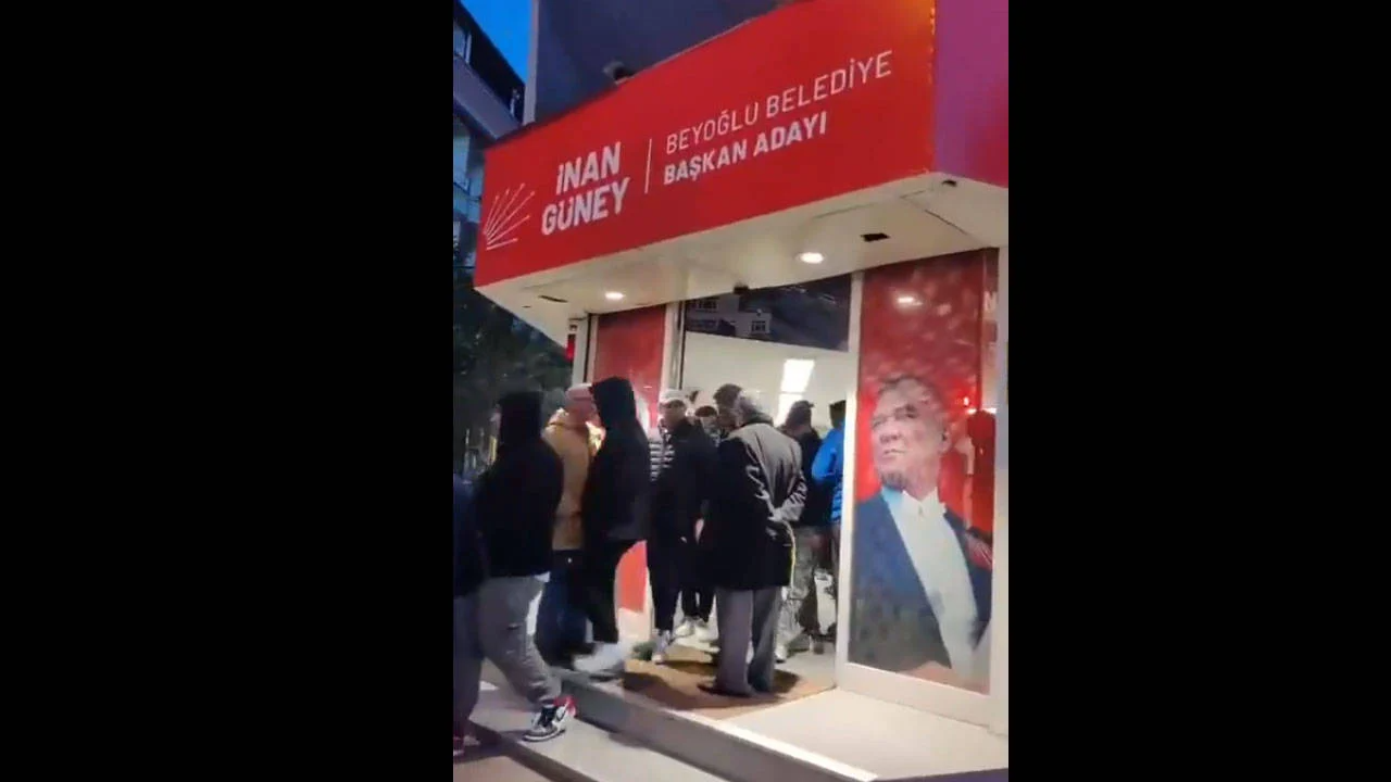 AK Partililer Beyoğlu'nda CHP seçim bürosunu bastı