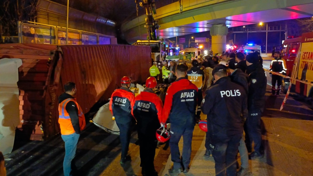 Bakırköy'de üst geçide çarpan TIR otomobilin üzerine devrildi: 4 ölü