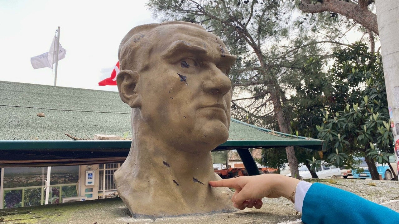 Manisa'da Atatürk büstüne baltalı saldırı