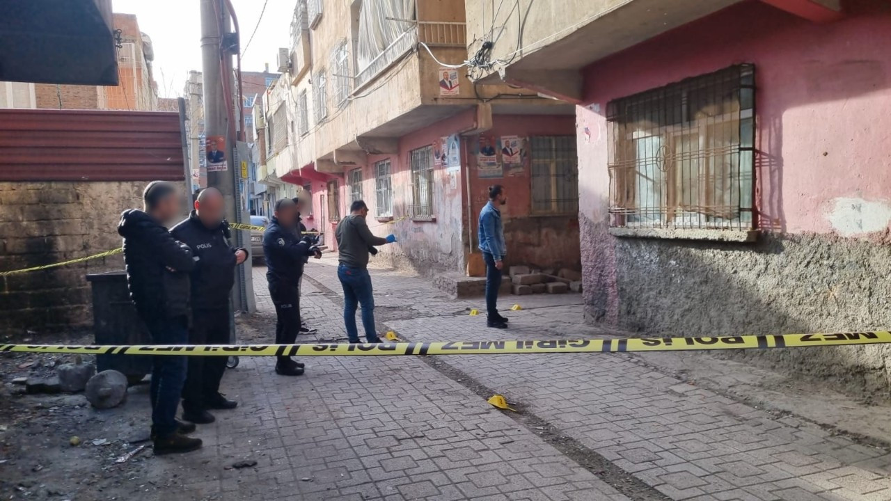 Diyarbakır'da silahlı kavganın ortasında kalan kadın hayatını kaybetti