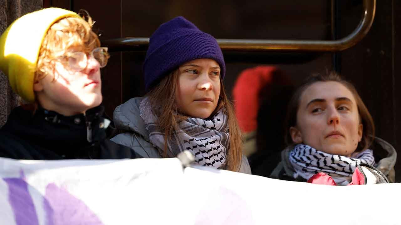 İsveç meclisi önünde oturma eylemi: Polis, Greta Thunberg'i uzaklaştırdı