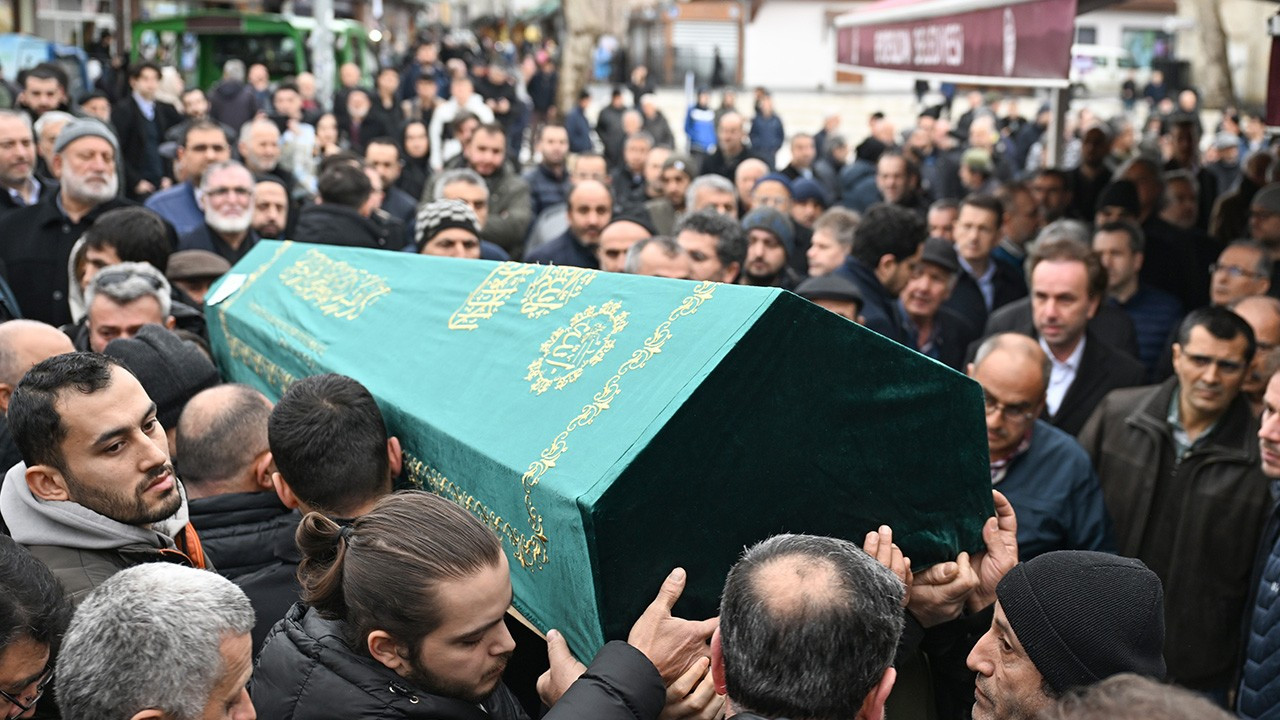 Bakırköy'de tır dorsesi kazasında hayatını kaybeden 4 kişi defnedildi