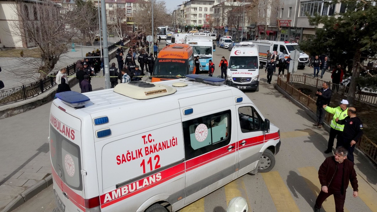 Erzurum'da trafik kazası: 14 kişi yaralandı